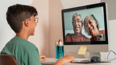 Nhiều người đã sử dụng cuộc gọi video để giữ liên lạc với bạn bè và gia đình trong thời gian giãn cách xã hội. (Ảnh: Pollyana Ventura)