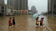 Ngập lụt ở thành phố Trịnh Châu thuộc tỉnh Hà Nam, Trung Quốc. (Ảnh: Noel Celis / AFP)