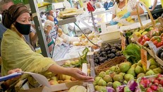 Phó Tổng thư ký Liên hợp quốc Amina Mohammed gặp gỡ nữ nông dân tại chợ nông sản Circo Massimo, Rome. (Ảnh: UN)