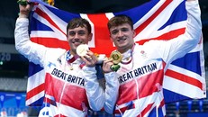 Tom Daley (trái) và Matty Lee ăn mừng chiến thắng trong trận Chung kết 10m nhảy đôi nam tại Trung tâm Tin học Tokyo vào ngày thứ ba của Thế vận hội Olympic Tokyo 2020. (Ảnh: Yahoo)