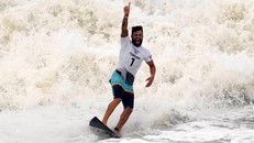 Italo Ferreira (Ảnh: AP/Francisco Seco)