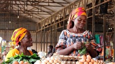 Những người phụ nữ bán trứng tại chợ Kimironko (Ki-ga-li, Rwanda). (Ảnh: Sarine Arslanian)