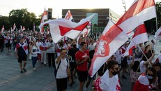 Người biểu tình diễu hành với cờ đối lập Belarus tại một cuộc tuần hành đoàn kết với Belarus ở Wroclaw, Ba Lan, trong tuần này nhân kỷ niệm một năm cuộc bầu cử Tổng thống của Belarus. (Ảnh: Lidia Mukhamadeeva)