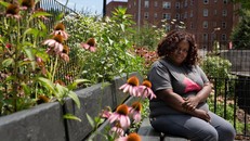 Kaleshia Sostre là giảng viên của các lớp nuôi dạy con cái cho các bà mẹ trẻ, nhưng chưa tham gia tiêm phòng. Kaleshia cho biết cô sẽ tiêm vaccine nếu việc duy trì công việc của mình phụ thuộc vào điều đó.