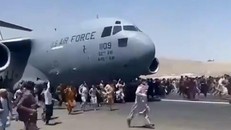 Video đám đông cố gắng leo lên máy bay quân sự của Mỹ để chạy khỏi Afghanistan