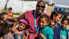 Đại sứ thiện chí của UNICEF Angelique Kidjo tại khu định cư không chính thức Housh el Refka, Thung lũng Bekaa, Lebanon.
