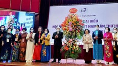 Bí thư Trung ương Đảng, Chủ tịch Ủy ban Trung ương Mặt trận Tổ quốc Việt Nam Đỗ Văn Chiến tặng hoa chúc mừng đại hội.