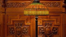 Curtain trim floor lamp (1899-1920), tác phẩm của Tiffany Studios, bảo tàng Driehaus. 