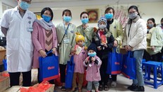 Đại diện Irecycle đến thăm các bệnh nhân tại bệnh viện K 