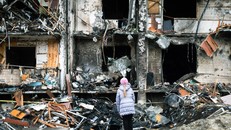 Một đứa trẻ nhìn lên những gì còn lại của một khu chung cư ở Kyiv, Ukraine. Ảnh: UNICEF 