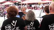 Chỉ huy dàn hợp xướng Nicki Johnson 