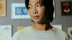 Trưởng nhóm BTS luôn thể hiện sự ủng hộ của mình với các nghệ sĩ Hàn Quốc. Anh đến thưởng thức, nghiên cứu tác phẩm của họ, mua những tác phẩm ưng ý bổ sung vào bộ sưu tập cá nhân của mình, đôi khi còn tự mình "trò chuyện" với chúng. . 