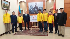 Đại sứ Azerbaijan tại Việt Nam, ông Shovgi Kamal oglu Mehdizada chụp ảnh lưu niệm cùng các tuyển thủ cờ vua Việt Nam. Ảnh: ĐSQ cung cấp.