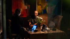 Họa sĩ Đức Nhà sàn tại studio MU Lala, Hà Nội. Ảnh: Nguyễn Thanh Tùng 