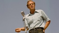 David Harris là một nhà hoạt động phản chiến nổi tiếng toàn quốc từng vào tù vì từ chối phục vụ, sau này ông trở thành cây viết cho tạp chí Rolling Stone và The New York Times. Ảnh: David Harris phát biểu tại Đại học California, San Diego, năm 1971.