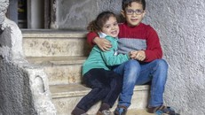 Radwan (9 tuổi) và em gái Rimas (5 tuổi) ở Syria được hưởng phúc lợi từ UNICEF. 