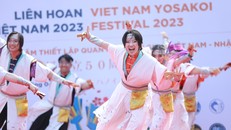 Nakama Yosakoi với bài diễn "IRODORI", lấy cảm hứng từ chuyện cổ tích Việt Nam "Công và Quạ". Ảnh: Chử Hiền Thu. 