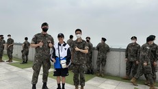 Du khách có thể xin phép chụp hình chung với lính nghĩa vụ Hàn Quốc. 