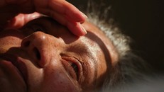 Thuốc lá, tia cực tím và những thói quen gây hại cho mắt 