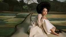 Album Vũ trụ Cò bay được ra mắt dưới phiên bản đĩa vật lý và trên các nền tảng số. Đây được coi là sự đầu tư lớn của Phương Mỹ Chi khi cô mạnh dạn phát hành đĩa vật lý, một boxset hoàn chỉnh với poster, đĩa CD, card và photobook (sách ảnh), đề gửi những lời cảm ơn chân thành của nữ ca sĩ dành cho khán giả.