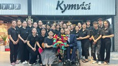 Công nương Nhật Bản Kiko chụp ảnh lưu niệm cùng tập thể KymViet. 