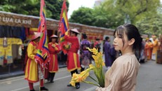 Trăm hoa khoe sắc tại Ngày hội Việt phục: "Bách Hoa Bộ hành"