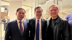 Tổng lãnh sự Hoàng Anh Tuấn (đứng giữa) cùng Bộ trưởng Ngoại giao Bùi Thanh Sơn và CEO NVIDIA Jensen Huang. 