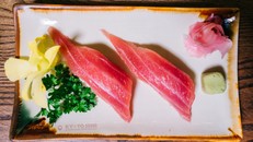 Sự thật về những miếng sushi cá ngừ tươi ngon 