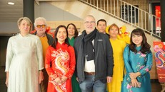 Ông Fabrice Loher, thị trưởng thành phố Lorient (áo màu đen) chụp ảnh cùng BTC chương trình và các khách mời