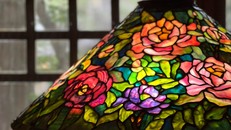 Chao đèn Peony Floral Cone 28" của nghệ nhân Poncho, hiện thuộc bộ sưu tập đèn kính màu của một nhà sưu tập Việt Nam, 