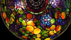 Họa tiết trái cây là một trong những điểm nhấn đặc biệt trong các tác phẩm của Tiffany. Ảnh: Tiffany Lamps