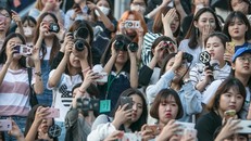 Người hâm mộ là chìa khóa thành công của nghệ sĩ. Ảnh: Getty Images