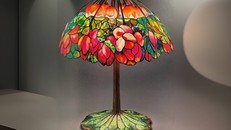 Đèn kính màu hoa sen đắt giá. Ảnh: The Lamps of Louis Comfort Tiffany
