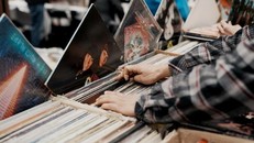 Một du khách xem qua các đĩa hát tại Seoul Record Fair (tạm dịch: Hội chợ Thu âm Seoul) được tổ chức tại COEX, Gangnam-gu, Seoul vào tháng 11 năm ngoái. Ảnh: Seoul Record Fair