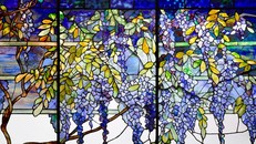 Cửa sổ kính màu "Hoa tử đằng". Ảnh: Vogue