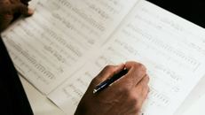 Lời bài hát có xu hướng đơn giản, lặp đi lặp lại và chứa đầy những cảm xúc tiêu cực. Ảnh: Getty Images