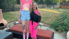 Maci Currin sở hữu chiều cao ấn tượng là 2,08 mét và đôi chân dài hơn 1,3 mét. Ảnh: Jam Press