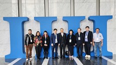 Cán bộ Liên hiệp các hội UNESCO Việt Nam (VFUA) và Hiệp hội Tư vấn Giá trị Nhật Bản (SJVE) chụp ảnh lưu niệm tại Tập đoàn IHI, Tokyo, Nhật Bản. 