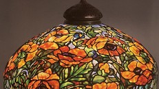 Vẻ đẹp gây nghiện của những đóa hoa anh túc trên đèn kính màu Tiffany