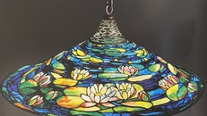 Đèn hoa súng: Viên ngọc quý trong kho tàng đèn kính màu Tiffany. Ảnh: The Lamps of Louis Comfort Tiffany