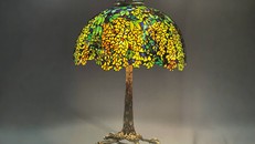 Chiêm ngưỡng vẻ đẹp rực rỡ của hoa kim tước trên đèn kính màu Tiffany. Ảnh: The Lamps of Louis Comfort Tiffany
