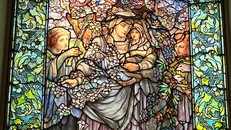 Kiệt tác cửa sổ kính màu Tiffany lung linh tại nhà thờ Phố Arlington 