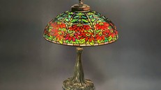 Sắc đỏ rực rỡ của hoa trạng nguyên trên đèn kính màu Tiffany. Ảnh: The Lamps of Louis Comfort Tiffany