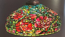 Cận cảnh chao đèn họa tiết hoa mẫu đơn cánh kép.