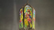 Vẻ đẹp diệu kỳ của hoa diên vĩ trong nghệ thuật kính màu Tiffany. Ảnh: The Lamps of Louis Comfort Tiffany