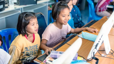 Ảnh hưởng tiêu cực của mạng xã hội đến trẻ em gái. Ảnh: POP-THAILAND/Shutterstock.com