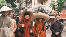 Cô dâu chú rể đã mặc những chiếc áo ngũ thân tay thụng được may từ tơ thủ công, nhuộm từ củ nâu và tô mộc. Chú rể đội nón ngựa, cô dâu đội nón dâu, một chiếc nón được phỏng dựng từ kiểu nón của các cô dâu thời Nguyễn. Các vị quan khách mặc các bộ ngũ thân rực rỡ, và cả những nón quai thao, cùng rộn ràng cười nói…