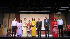 Ông Đinh Toàn Thắng, Đại sứ Việt Nam tại Pháp (đứng thứ tư từ phải sang) và bà Nguyễn Thị Vân Anh, Trưởng Phái đoàn Việt Nam bên cạnh UNESCO (đứng thứ năm từ trái sang) cùng Đại diện Ban tổ chức Sự kiện Bonjour Viet Nam. 