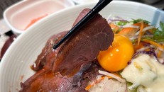 Chuỗi quán cơm nổi tiếng Yoshinoya ra mắt món cơm mới độc lạ: Cơm thịt đà điểu