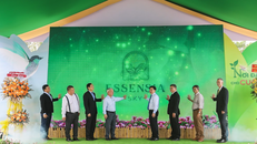 Lãnh đạo Sở Quy hoạch Kiến trúc, huyện Nhà Bè, Công ty Phú Long cùng đại diện các đơn vị đối tác thực hiện nghi thức khởi công dự án.